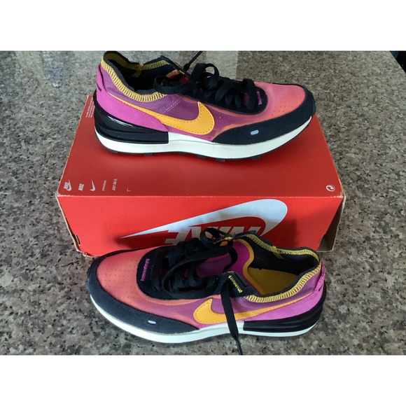 Nike Women’s Nike Waffle One Size 5.5 Color: Fuchsia / Gold - Picture 7 of 11